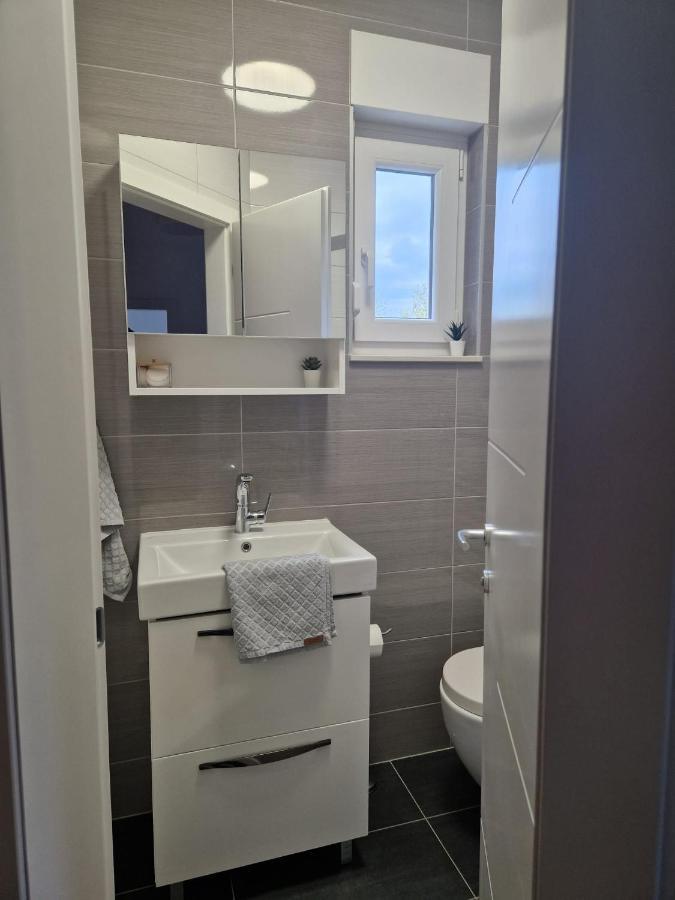 Apartman River Breeze オミシュ エクステリア 写真